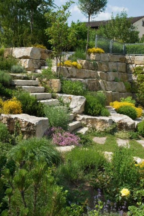 SONAT 215, Jura Kalkstein beige, große Quadersteine als Mauersteine, gespalten, Gartenanlage
