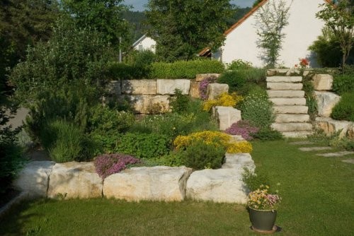 SONAT 215, Jura Kalkstein beige, große Quadersteine als Mauersteine, gespalten, Gartenanlage