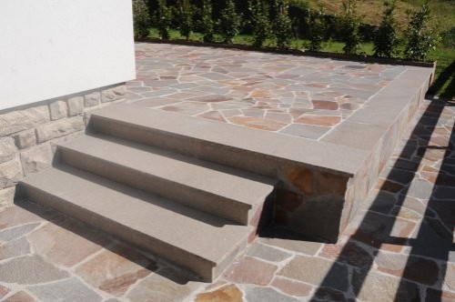 Polygonalplatten und Treppe im Garten aus Porphyr