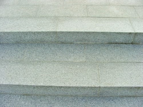 Granit weiß-grau, Stufen