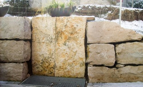 SONAT 215, Jura Kalkstein beige, große Quadersteine als Mauersteine, gespalten