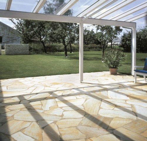 private Terrasse mit Polygonalplatten verlegt - hier Sonat Artikel: 3-6 Stück pro Quadratmeter