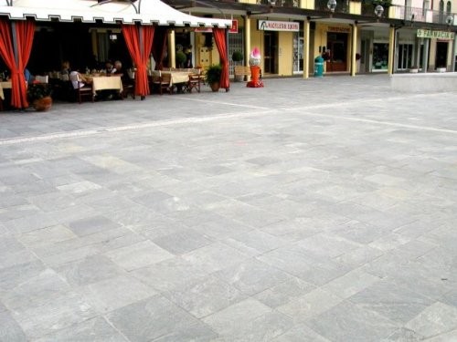 Fußgängerzone Boden aus Quarzit hellgrau, spaltrau