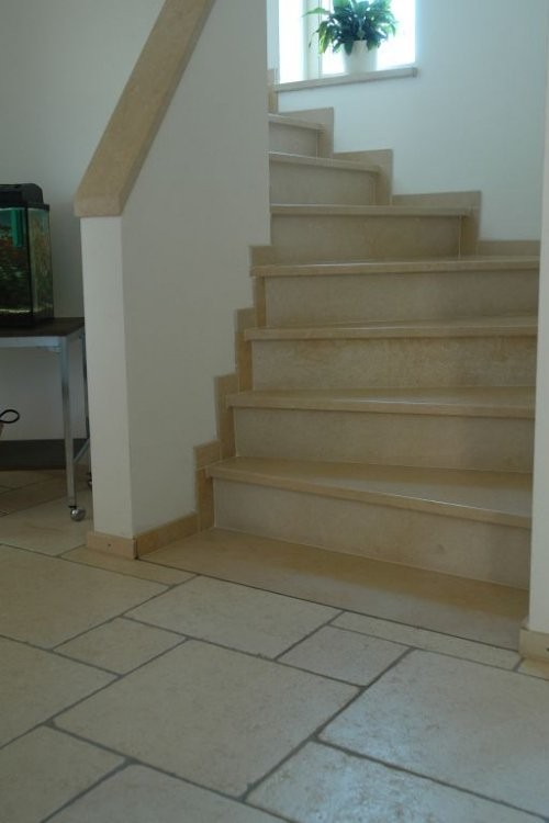 Treppe, Boden aus römischem Verband