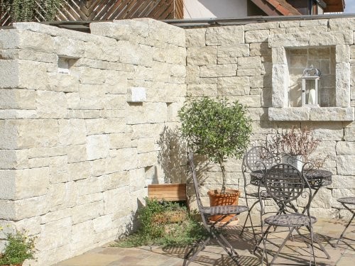 SONAT T213, Jura Mauersteine, beige, gesägt + gespalten + getrommelt, Gartenmauer